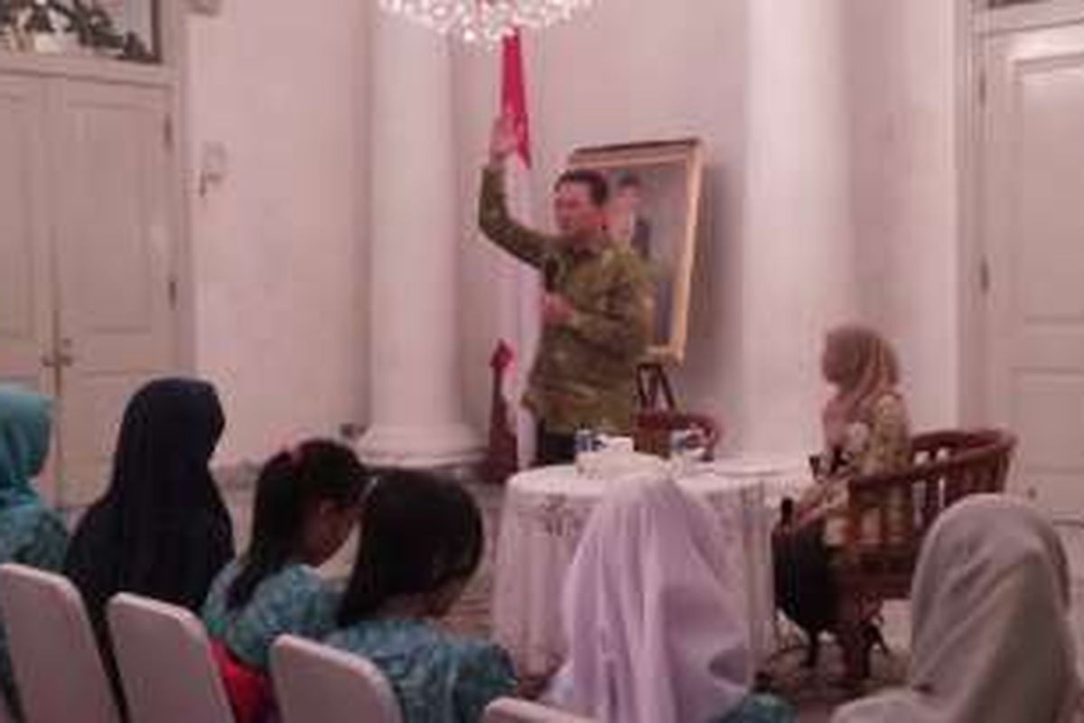 Gubernur DKI Jakarta Basuki Tjahaja Purnama saat berdiskusi dengan Adik SabangMerauke, di Balai Kota DKI Jakarta, Kamis (11/8/2016).