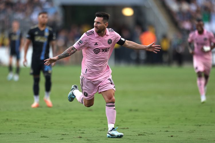 Megabintang Inter Miami, Lionel Messi, berselebrasi setelah mencetak gol pada babak pertama pertandingan semifinal Piala Liga 2023 melawan Philadelphia Union di Subaru Park pada 15 Agustus 2023 di Chester, Pennsylvania. 