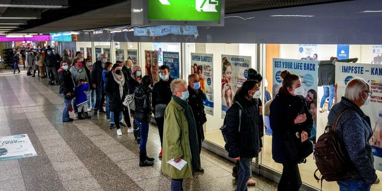 Orang-orang mengantre di depan pusat vaksinasi departemen kesehatan setempat di Frankfurt, Jerman, Senin (15/11/2021). Jumlah infeksi Covid-19 kembali meningkat di Jerman.