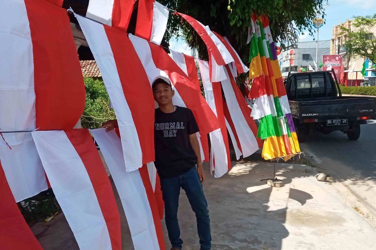 Vega dengan lapak jualan benderanya di Sudirman, Kota Pangkalpinang, Jumat (11/8/2023).