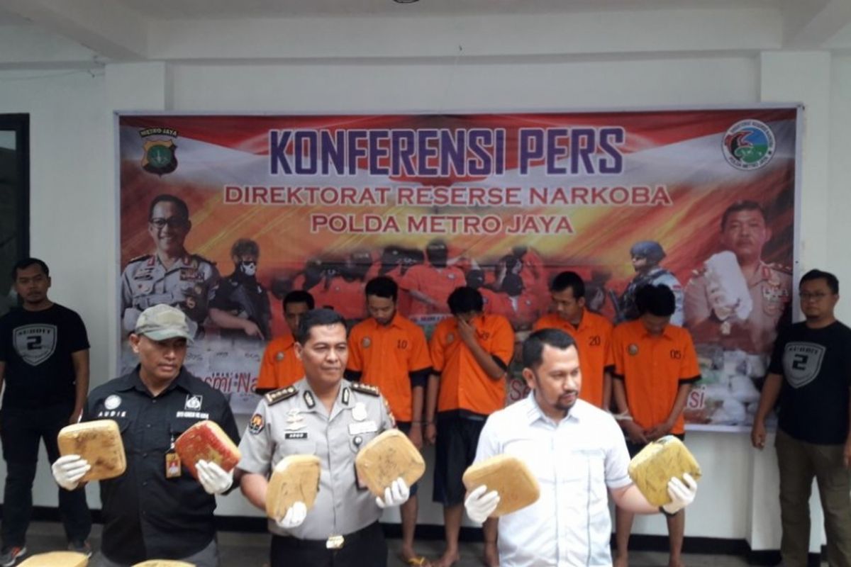 Penyidik Direktorat Reserse Narkoba Polda Metro Jaya mengagalkan pengiriman sebanyak 1,42 kwintal ganja kering dari Aceh.