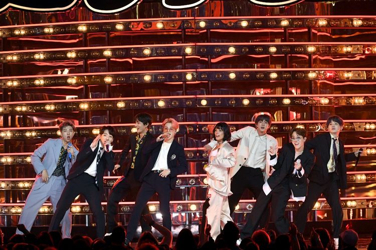 Boyband asal Korea Selatan BTS tampil bersama penyanyi asal AS Halsey di panggung Billboard Music Awards 2019 yang digelar di MGM Grand Garden Arena di Las Vegas, Rabu (1/5/2019).