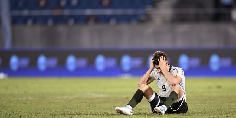 Penyerang Timnas U22 Indonesia Mauro Zijlstra tertunduk usai dikalahkan Timnas Filipina pada pertandingan babak penyisihan Grup C Sepak Bola SEA Games 2025 di The 700th Anniversary of Chiang Mai Stadium, Chiang Mai, Thailand, Senin (8/12/2025). Timnas U22 Indonesia kalah dengan skor 0-1. ANTARA FOTO/Nova Wahyudi/nym.