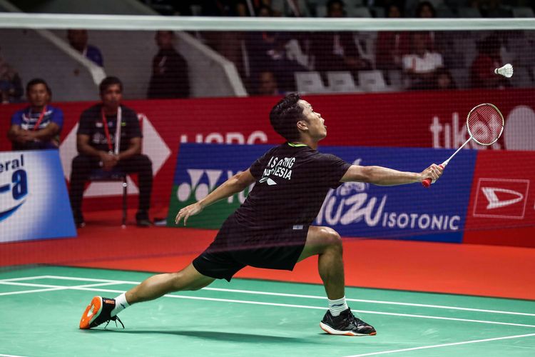 Tunggal putra Indonesia, Anthony Ginting bertanding melawan tunggal putra Denmark, Anders Antonsen pada pertandingan final Daihatsu Indonesia Masters 2020 di Istora Senayan Jakarta, Minggu (19/1/2020). Anthony Ginting tampil sebagai juara setelah menang 17-21, 21-15, dan 21-9.