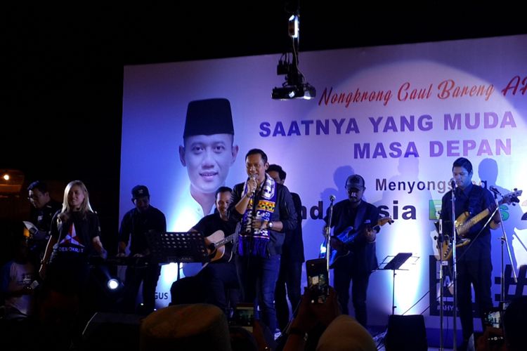 Agus Harimurti Yudhoyono atau AHY saat menjadi vokalis di acara Nongkrong Gaul Bareng AHY di Kota Malang, Rabu (14/6/2017) malam.