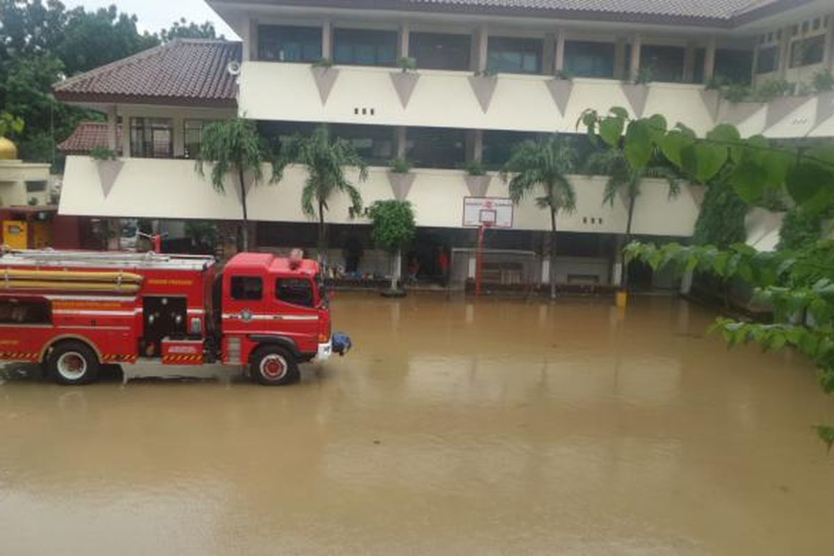 SMA 8 Jakarta tergenang air setinggi 1,5 meter. Kawasan sekolah mulai tergenang sejak pukul 05.00 WIB, Kamis (16/2/2017)
