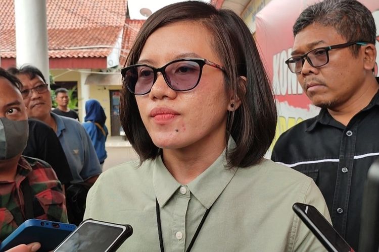 AKP Perida Apriani Sisera, Kasat Reskrim Polres Cirebon Kota Jawa Barat memberikan keterangan terkait dugaan penyelewengan dana bantuan sosial di Kecamatan Mundu Kabupaten Cirebon Jawa Barat, Selasa (14/2/2023). Perida bersama tim sudah memeriksa sebanyak 900 KPM, yang diduga menjadi korban penyelewengan dana bansos tersebut.