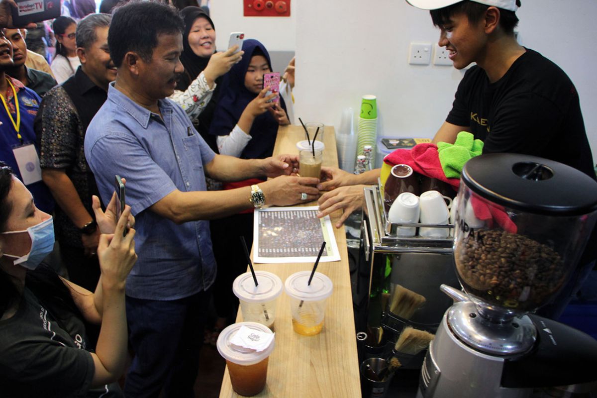 Kaesang Pangareb memberikan Racikan Kopi yang dibuat dirinya langsung, yang merupakan salah satu menu yang ada di Outlet Sang Pisang