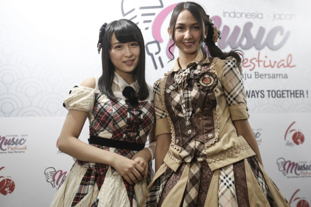Member JKT48 Stephanie Pricilla (kanan) dan member AKB48 Saya Kawamoto berpose usai menghibur para penonton dalam acara Jak-Japan Matsuri 2018 di Plaza Tenggara Gelora Bung Karno (GBK), Senayan, Jakarta, Minggu (9/9/2018). Stefi dan Kawamoto mengikuti program pertukaran member antara JKT48 dengan AKB48 selama satu bulan.