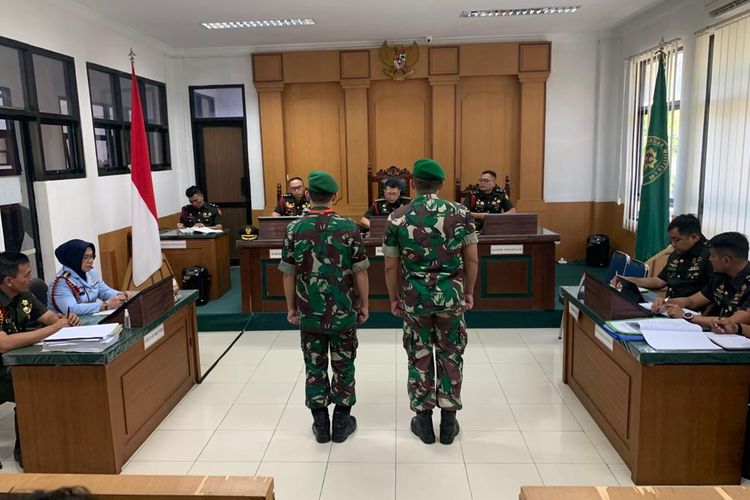 Dua oknum TNI berpangkat sersan mayor dan sersan kepala yang ditangkap atas dugaan penyelundupan 20 kilogram sabu dari Malaysia menjalani sidang pengadilan militer dengan agenda pembacaan vonis. Humas Pengadilan Militer Pontianak Mayor CHK Erman Noor Fajar mengatakan, majelis hakim telah membacakan vonis, yakni Serka A divonis penjara seumur hidup dan pidana tambahan dipecat dari dinas militer.