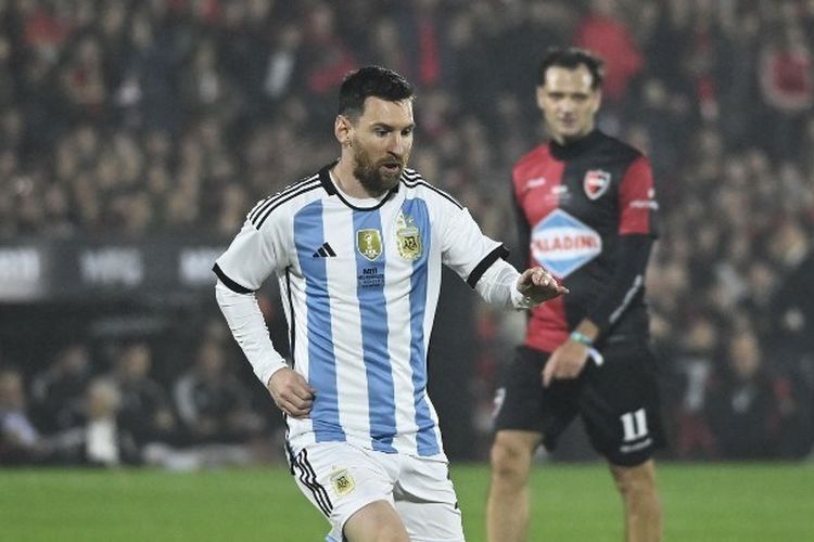 Aksi Lionel Messi dalam laga perpisahan Maxi Rodriguez di Stadion Marcelo Bielsa, Rosario, Argentina, 24 Januari 2023. (Photo by STRINGER / AFP)