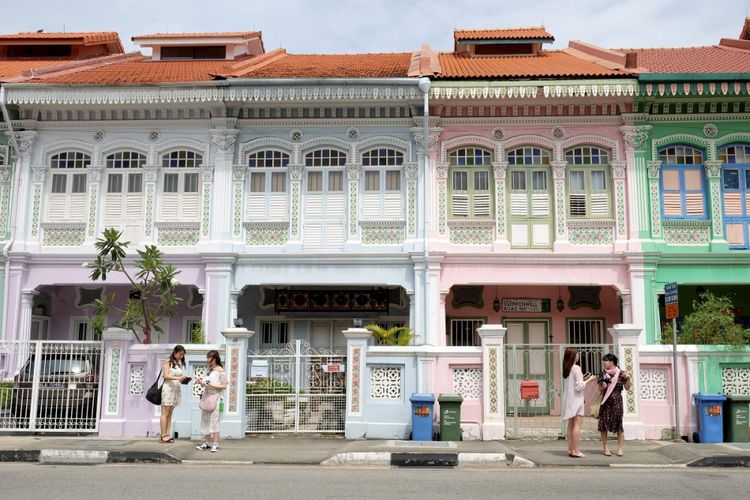 Heritage Terrace Houses adalah kompleks perumahan kuno peranakan Tionghoa yang dibangun sejak tahun 1920 di Koon Seng Road, Singapura, Selasa (6/2). Di sekitar lokasi ni, juga terdapat ruko-ruko peranakan yang terawat dengan baik dengan hiasan bungalow kolonial.