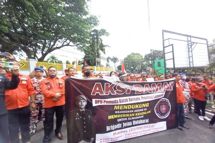 Massa Pemuda Batak Bersatu (PBB) Lampung mendatangi Kejati Lampung, Kamis (22/9/2022) untuk menyampaikan aspirasi atas kasus pembunuhan Brigadir Yoshua.