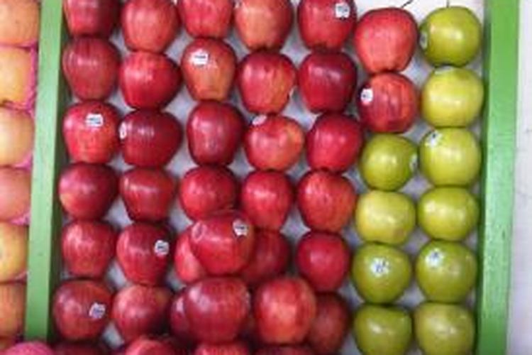 Buah apel asal Amerika yang dijual oleh pedagang buah di Kolaka.