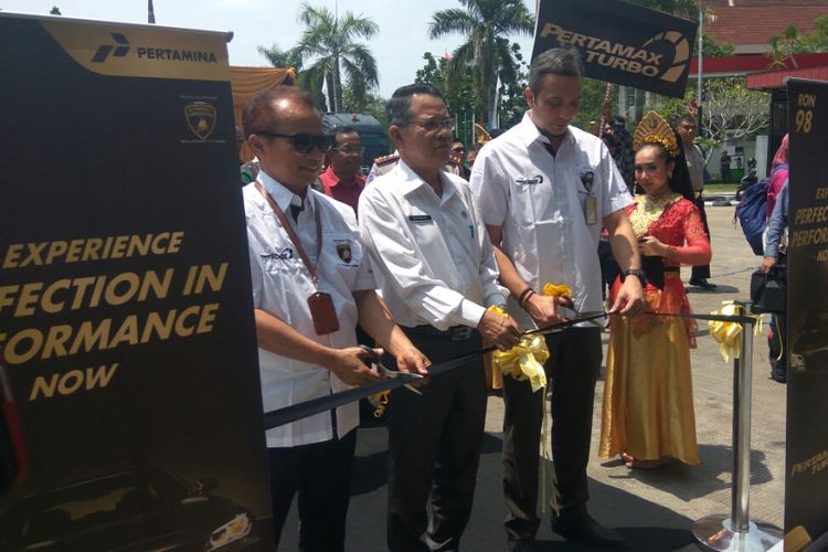 Branch Manager Marketing Pertamina Kalbarteng Teuku Johan Miftah (kanan) saat menggunting pita dalam peluncuran Pertamax Turbo di SPBU Coco, Jalan Ahmad Yani, Pontianak (29/8/2018)