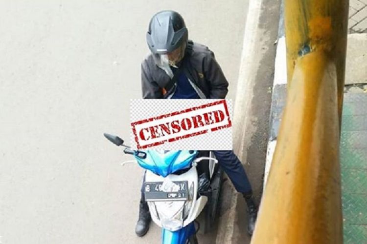 Seorang pria yang tidak diketahui identitasnya disebut telah melakukan pornoaksi di bawah jembatan penyeberangan orang (JPO) di Bekasi pada Kamis (23/1/2020) sore. Sosok pria itu, seperti dalam foto di atas beredar di dunia maya.