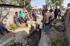 15 Tahun Terganggu Limbah, Warga Tutup Saluran Irigasi