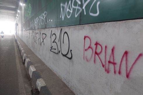 Jadi Sasaran Vandalisme, Dinding Underpass Dewi Sartika Depok Dipenuhi Coretan