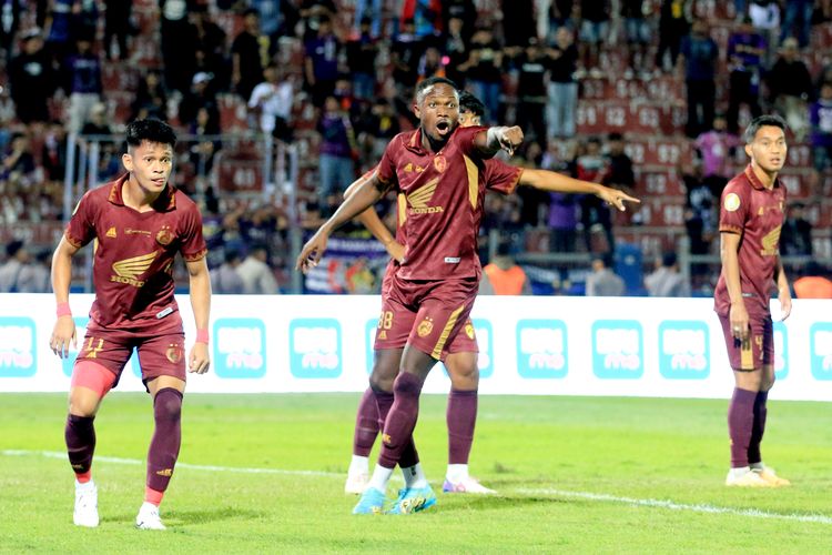 Pemain PSM Makassar Mansaray Victor saat laga pekan ke-23 Liga 1 2023-2024 melawan Persik Kediri yang berakhir dengan skor 1-1 di Stadion Brawijaya Kediri, Jawa Timur, Senin (18/12/2023) sore.