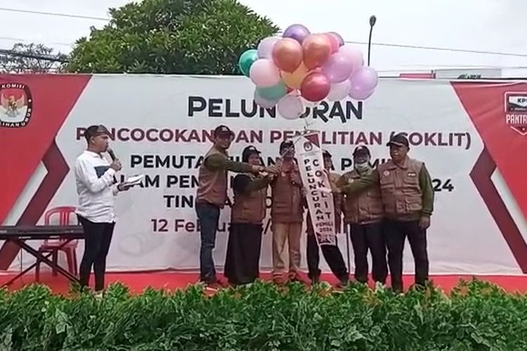 Peluncuran coklit dilakukan di depan kantor KPU Kota Baubau yang ditandai dengan pelepasan balon ke udara.