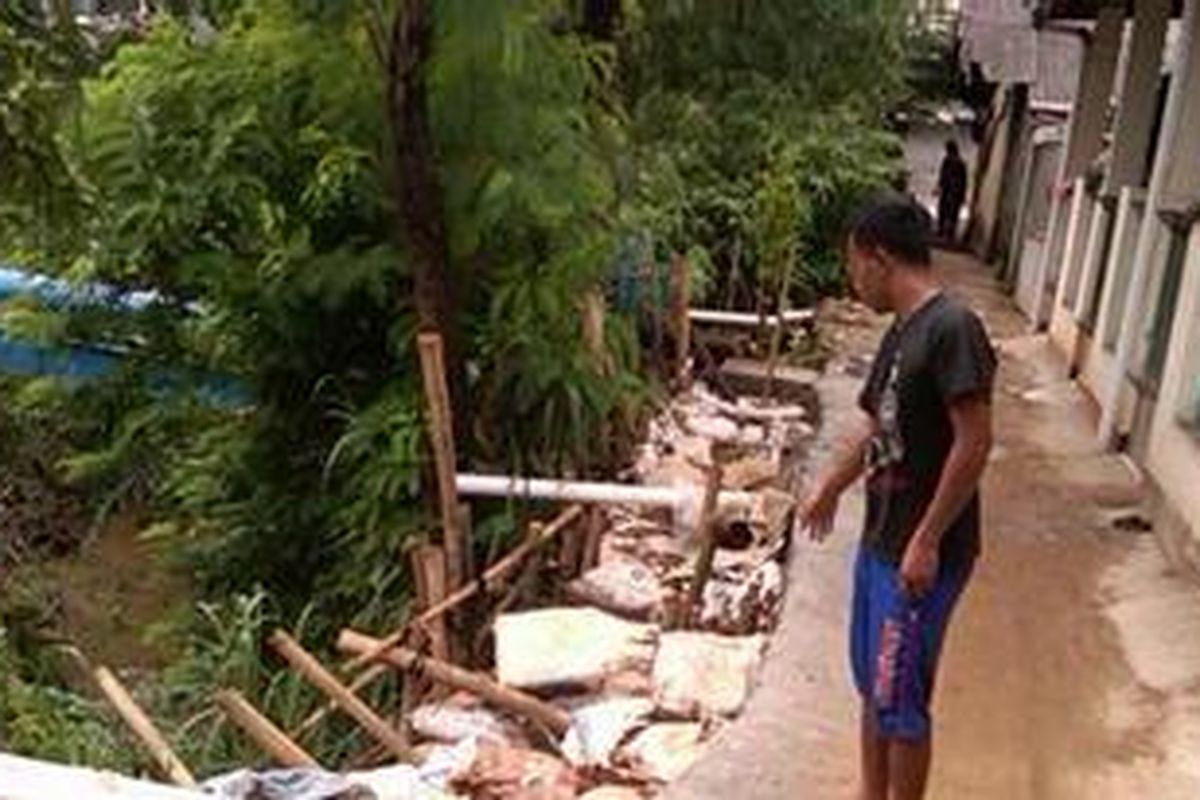 Hujan deras yang mengguyur Jakarta beberapa waktu terakhir tak hanya mengakibatkan banjir, namun juga longsor. Seperti yang terjadi di bantaran Kali Baru, RT 02 RT 10 RW 10, Cijantung, Pasar Rebo, Jakarta Timur, Kamis (20/12/2012) lalu. Tanah yang berada di depan permukiman warga amblas ke dalam kali.