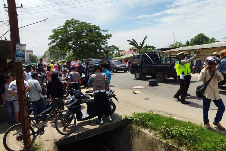 Lokasi pengemudi motor yang tewas terlindas trus saat melintas di di Jalan Mayor Zen, Kelurahan Sei Selincah, Kecamatan Kalidoni Palembang, Sumatera Selatan, Selasa (5/10/2021).