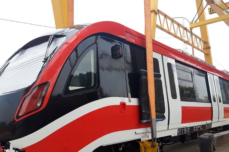 Kepala gerbong Light Rail Transit (LRT) yang akan melayani koridor Cibubur-Cawang di Stasiun LRT Harjamukti, Cibubur, Minggu (13/10/2019).