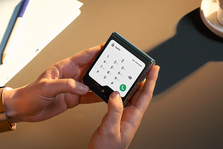 Layar sekunder Samsung Galaxy Z Flip 5 yang bisa dipakai untuk melakukan panggilan suara