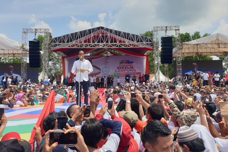 Calon presiden nomor urut 01 Joko Widodo menghadiri kampanye di Lapangan Karang Endah, Lampung Tengah, Jumat (8/3/2019).