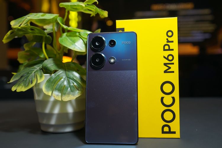 Poco M6 Pro varian warna biru dan kotak kemasannya.