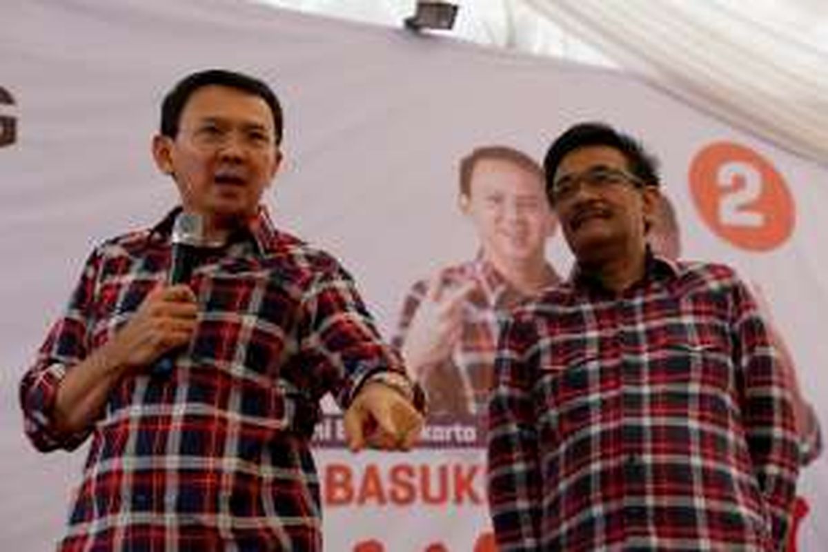 Calon pasangan cagub-cawagub DKI, Basuki Tjahaja Purnama dan Djarot Saiful Hidayat saat menerima pengaduan dari warga di Rumah Lembang, Menteng, Jakarta Pusat, Senin (28/11/2016). Ahok menerima pengaduan warga mengenai permasalahan Ibu Kota setiap pagi dari Senin hingga Jumat di Rumah Lembang, Menteng, Jakarta. 