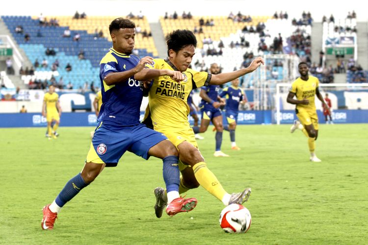 Pemain asing Arema FC Gabriel Silva menempel ketat pemain Semen Padang pada pekan ke-21 Super League 2025-2026 yang berlangsung di Stadion Kanjuruhan Kepanjen, Kabupaten Malang, Jawa Timur, Minggu (15/2/2026) sore.