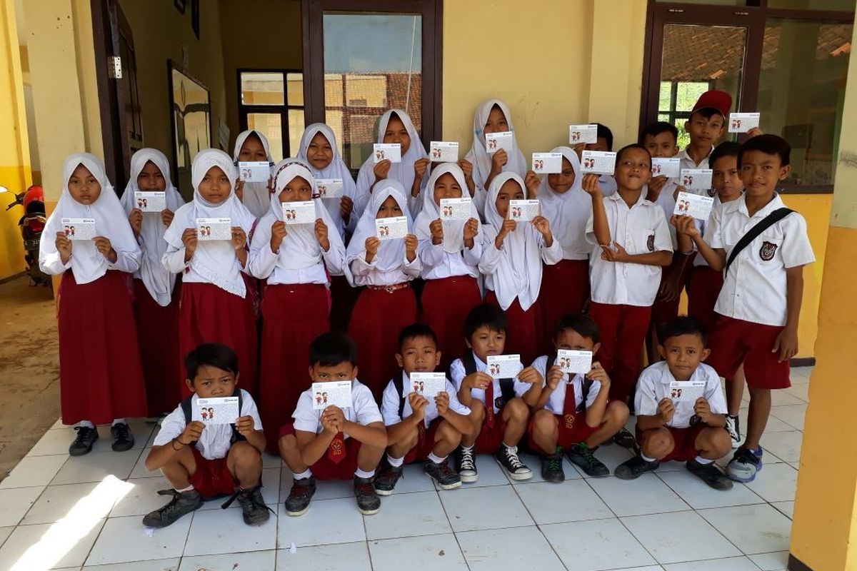 Siswa-siswi Sekolah Dasar (SD) sedang memegang Kartu Indonesia Pintar (KIP).