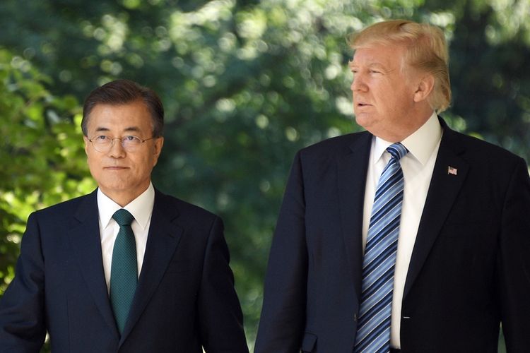 Presiden Korea Selatan Moon Jae-in (kiri) bersama Presiden AS Donald Trump (kanan) saat keduanya bertemu di Washington DC, pada 30 Juni 2017.