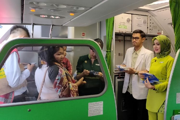 Pembagian hand sanitizer kepada penumpang Citilink Jakarta-Denpasar, Kamis (5/3/2020). 