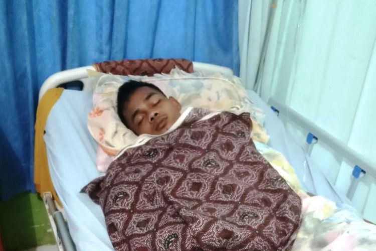 Asnawi (27) pencari jernang yang diserah beruang di rawat di Rumah Sakit PMI Aceh Utara di Kota Lhokseumawe, Jumat (9/3/2018)