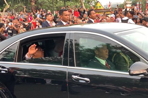 Usai Upacara Penurunan Bendera Merah Putih, Wapres Ma'ruf Amin Sapa Warga dari Mobilnya