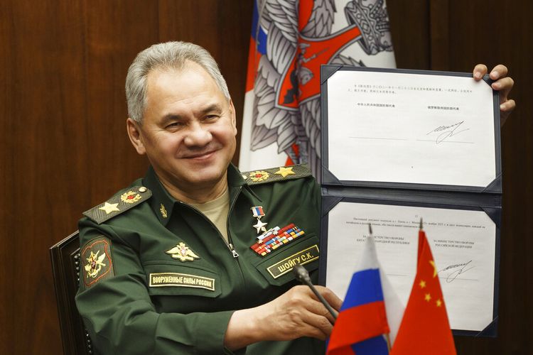 Dalam foto yang dirilis oleh Layanan Pers Kementerian Pertahanan Rusia ini, Menteri Pertahanan Rusia Sergei Shoigu menunjukkan tanda tangannya di bawah peta jalan kerja sama militer antara Rusia dan China selama panggilan video dengan Menteri Pertahanan China Wei Fenghe di Moskwa, Rusia, Selasa, 23 November. 