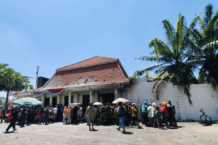 Suasana Gedung Negara Grahadi sisi timur, masyarakat menikmati makanan dan minuman gratis dari Gubernur Jawa Timur Khofifah Indar Parawangsa usai berdialog dan meninjau lokasi pembakaran oleh aksi massa di Surabaya, Minggu (31/8/2025) siang.