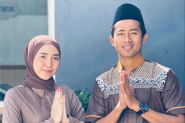 Bayu Gatra bersama istrinya Venty Dwi Pratiwi merayakan lebaran bersama di Jember.