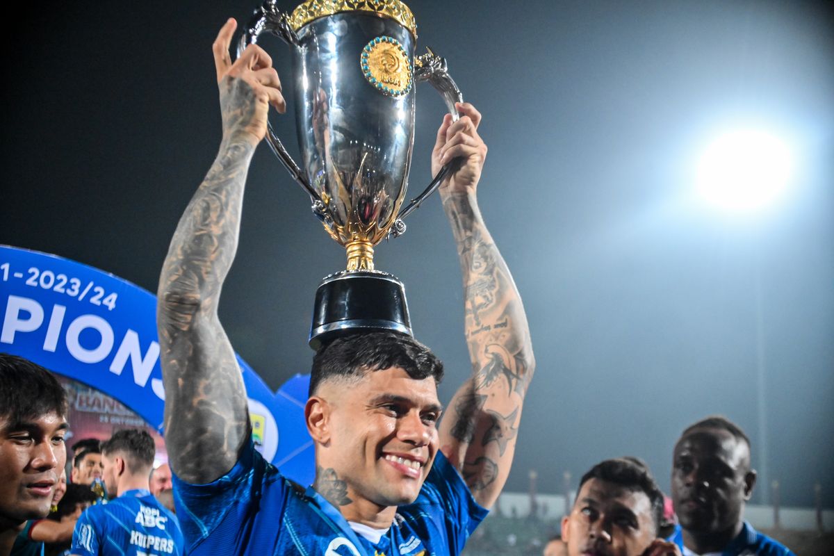Penyerang Persib Bandung Ciro Alves saat mengangkat trofi Liga 1 2023-2024, yang membawa klub kebanggaan Bobotoh itu tampil di AFC Champions League 2 2024-2025.