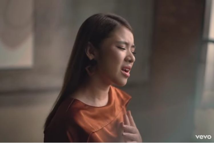 Tiara Indonesian Idol dalam video musik Maafkan Aku #TerlanjurMencinta.