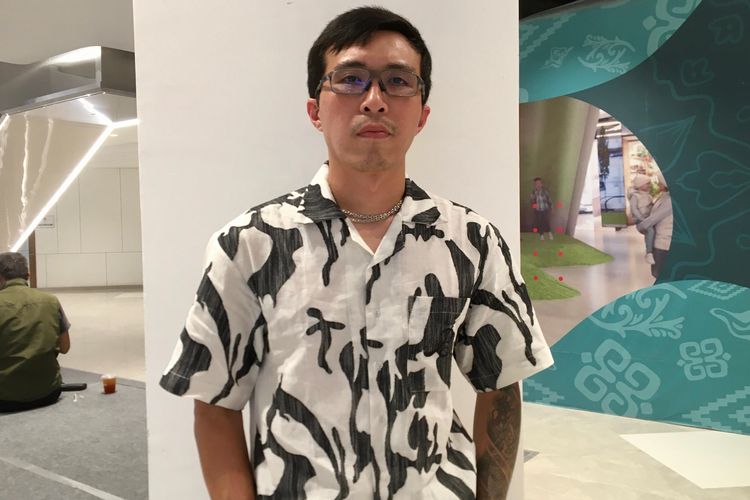 dr. Tirta Mandira Hudhi, dokter, pebisnis, sekaligus konten kreator membagikan tips mix and match mode streetwear dalam acara peluncuran brand Sroja Warna Indonesia, di Lippo Mal Nusantara, Jakarta, pada Selasa (5/8/2025).