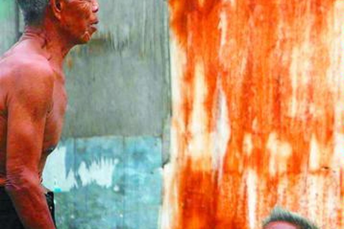 Dua warga lanjut usia menghabiskan waktu tanpa aktivitas berarti di permukiman liar di pinggiran rel kereta api di kawasan Tanah Abang, Jakarta Pusat, Senin (14/4). Ratusan bahkan ribuan warga kurang mampu hidup di daerah-daerah kumuh. Saatnya para pemimpin bertindak nyata menyejahterakan rakyatnya.  