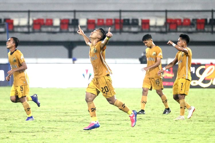 Pemain Bhayangkara Fc, Sani Rizki Fauzi, merayakan gol ke gawang Persib dalam laga Liga 1 2021-2022 di Stadion Kapten I Wayan Dipta, Gianyar, Bali, 6 Februari 2022.