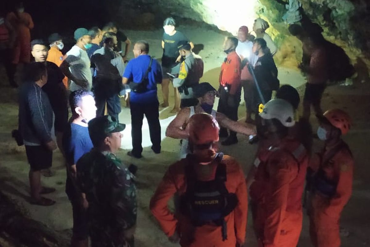 Basarnas [Search and Rescue Agency] personnel rescue 13 students stuck in a reef cave after they were stranded by high tides [14/11/2020]