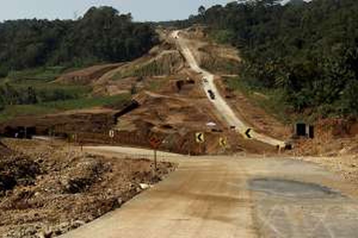 Suasana ruas jalan tol Bawen-Salatiga, Jawa Tengah, Minggu (26/6/2016). Ruas yang merupakan bagian dari Tol Trans-Jawa itu rencananya akan dibuka sementara untuk alternatif jalur mudik mulai H-7 Lebaran.