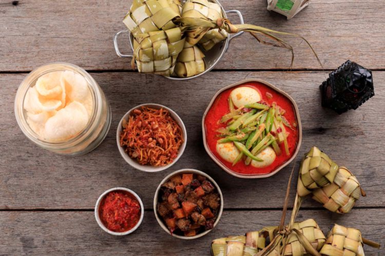 Ilustrasi makanan khas lebaran. Selain ketupat yang wajib tersaji, makanan untuk Lebaran yang khas lainnya adalah opor ayam, rendang dan sambal goreng ati.