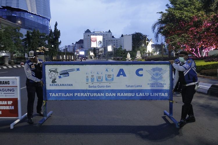 Guna mencegah penyebaran virus corona, Pemkot Semarang menutup lima jalan protokol mulai Minggu (29/3/2020).