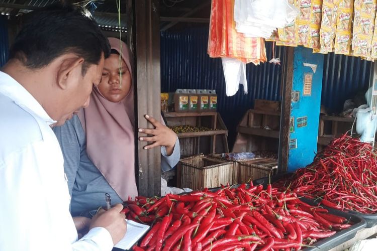 Pengawasan harga jelang Nataru di pasar tradisional Nunukan Kaltara oleh Pegawai Dinas Perdagangan